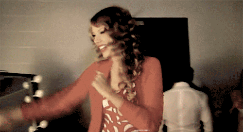 Taylor Swift dancing